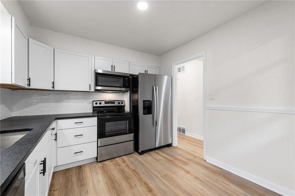 Photo 10 of 36 - 3329 S Claremont Avenue, Independence, MO 64052