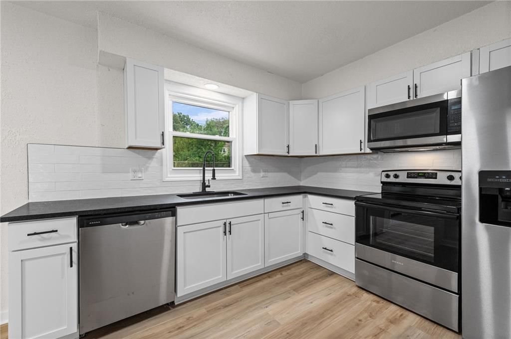 Photo 11 of 36 - 3329 S Claremont Avenue, Independence, MO 64052