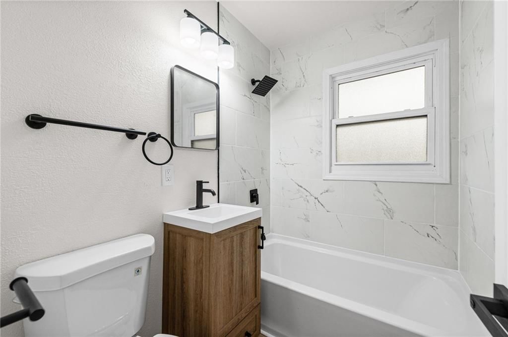 Photo 13 of 36 - 3329 S Claremont Avenue, Independence, MO 64052