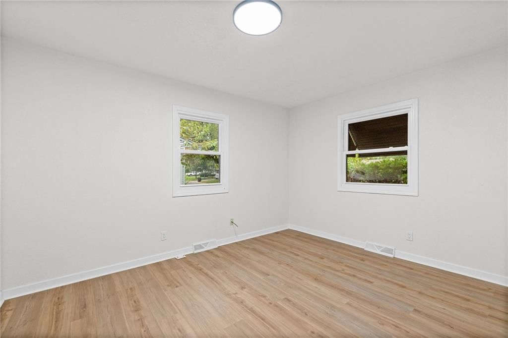 Photo 16 of 36 - 3329 S Claremont Avenue, Independence, MO 64052