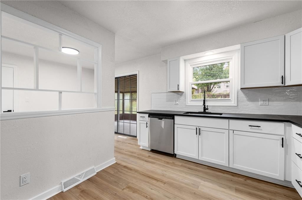 Photo 12 of 36 - 3329 S Claremont Avenue, Independence, MO 64052