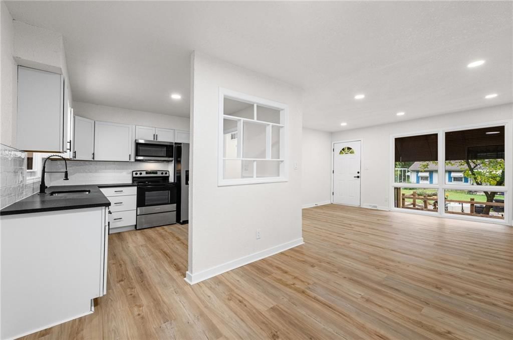 Photo 9 of 36 - 3329 S Claremont Avenue, Independence, MO 64052
