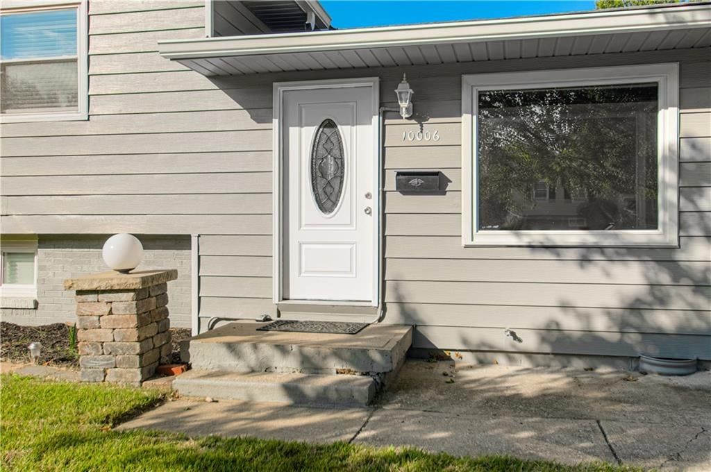 Photo 2 of 29 - 10006 Benson Street, Overland Park, KS 66212