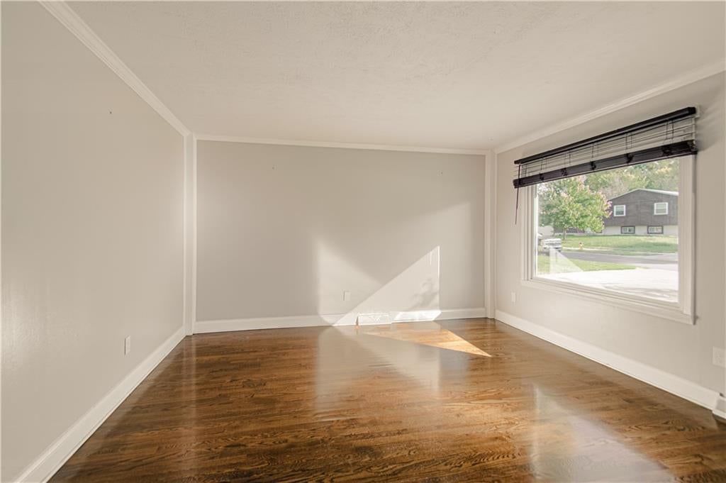 Photo 4 of 29 - 10006 Benson Street, Overland Park, KS 66212