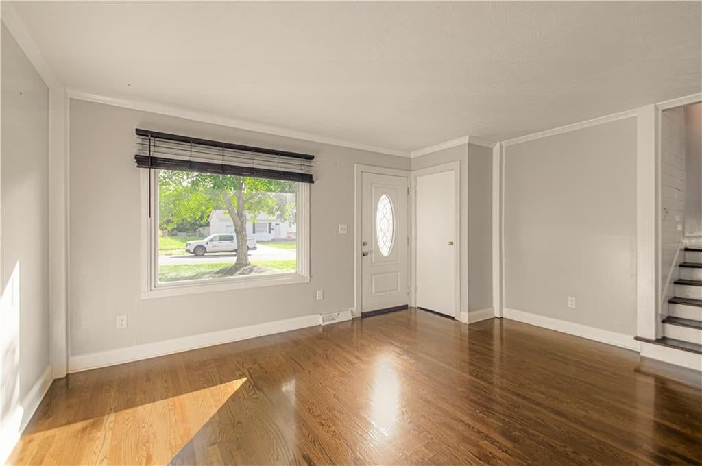 Photo 5 of 29 - 10006 Benson Street, Overland Park, KS 66212