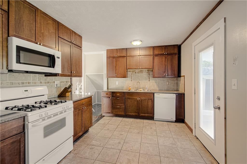 Photo 9 of 29 - 10006 Benson Street, Overland Park, KS 66212