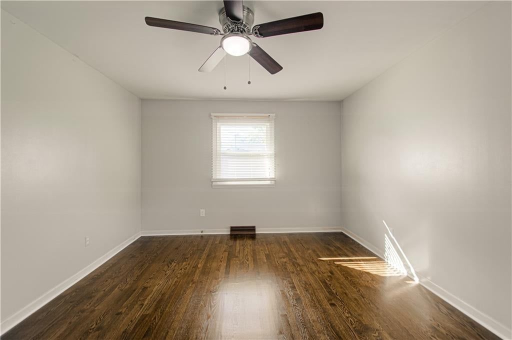 Photo 11 of 29 - 10006 Benson Street, Overland Park, KS 66212