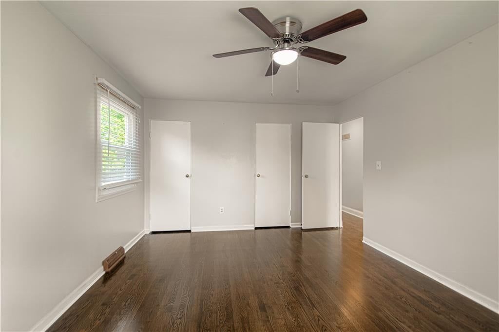 Photo 12 of 29 - 10006 Benson Street, Overland Park, KS 66212