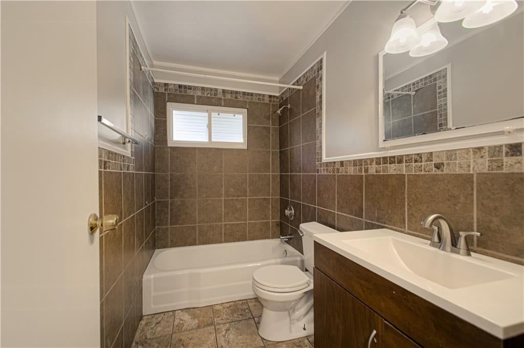Photo 13 of 29 - 10006 Benson Street, Overland Park, KS 66212