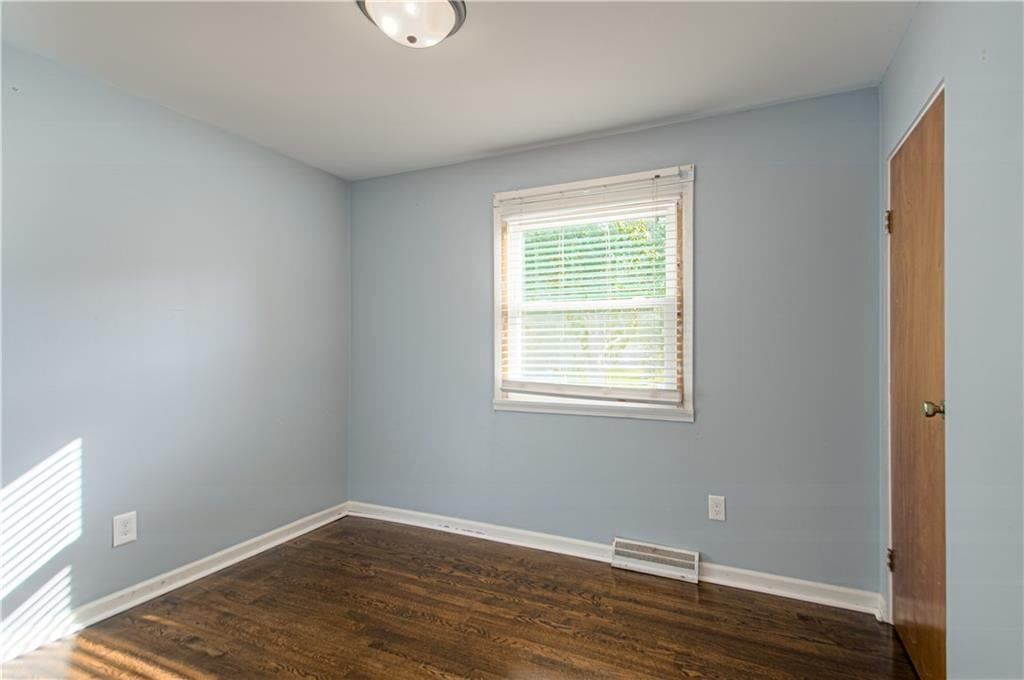 Photo 14 of 29 - 10006 Benson Street, Overland Park, KS 66212