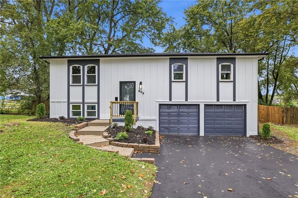 909 S Montclaire Drive, Olathe, KS