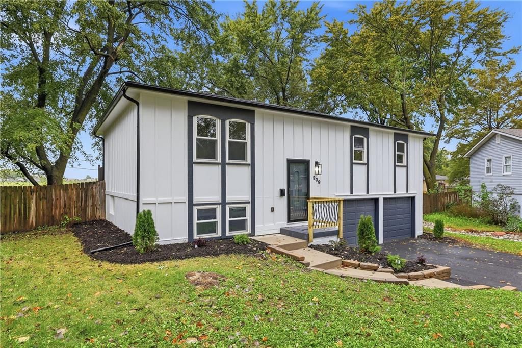 909 S Montclaire Drive, Olathe, KS: listing photo 2