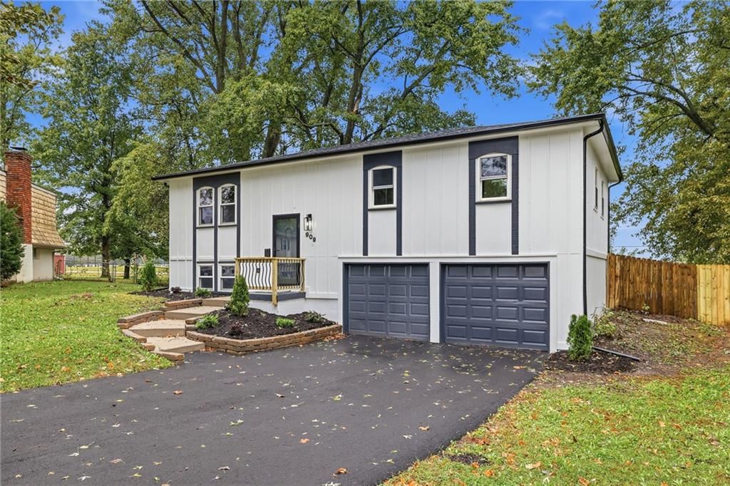 909 S Montclaire Drive, Olathe, KS: listing photo 3