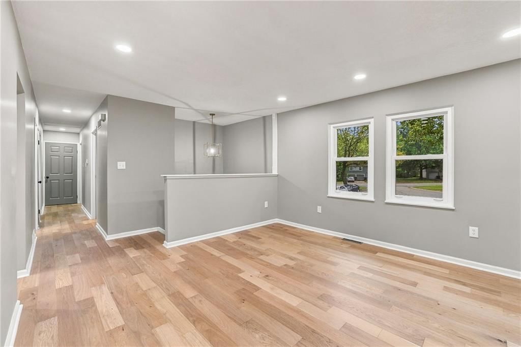 Photo 4 of 33 - 909 S Montclaire Drive, Olathe, KS 66061