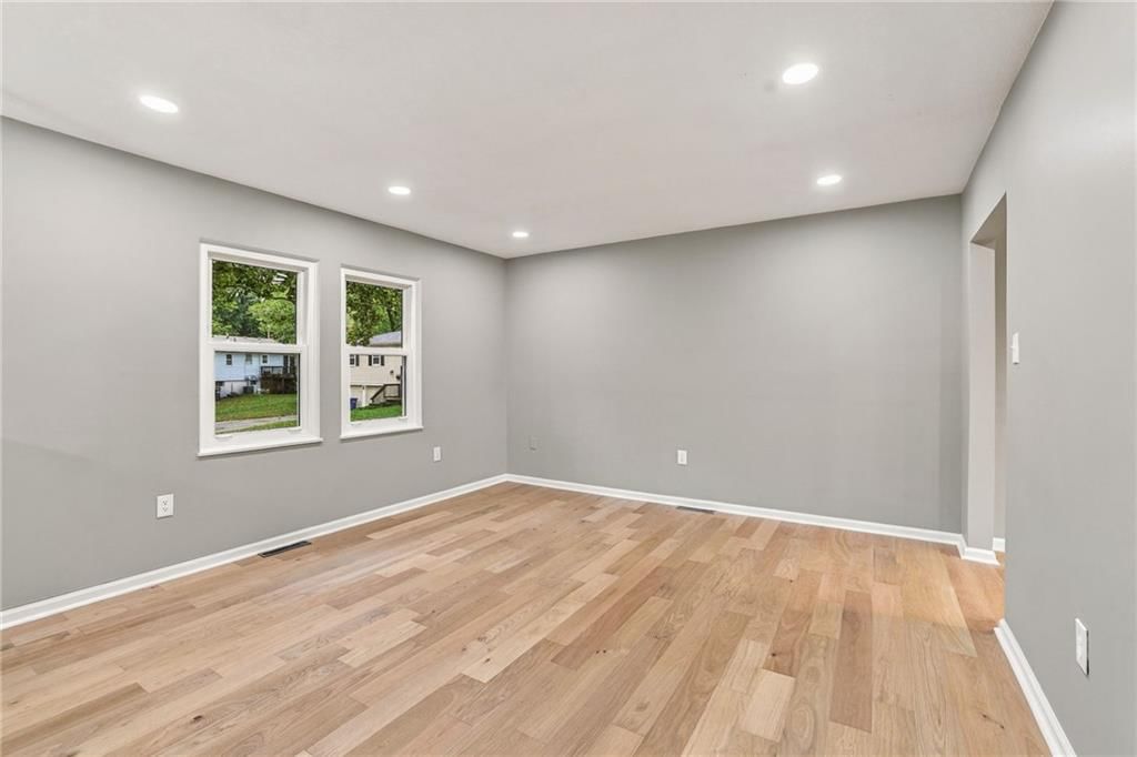 Photo 5 of 33 - 909 S Montclaire Drive, Olathe, KS 66061