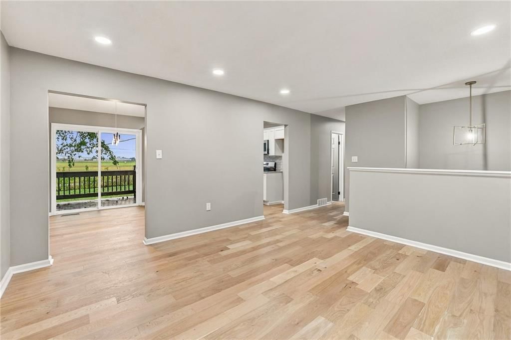 Photo 6 of 33 - 909 S Montclaire Drive, Olathe, KS 66061