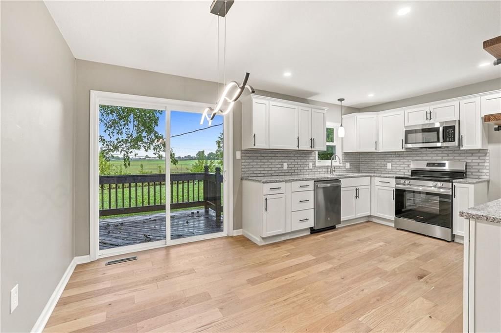 Photo 7 of 33 - 909 S Montclaire Drive, Olathe, KS 66061