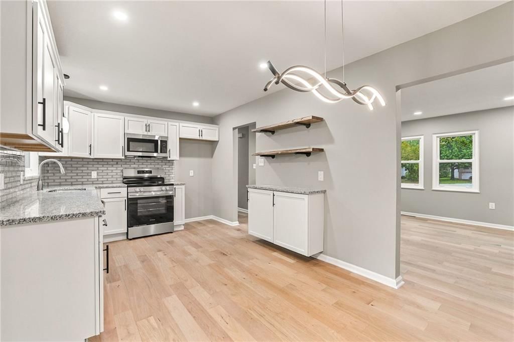 Photo 8 of 33 - 909 S Montclaire Drive, Olathe, KS 66061