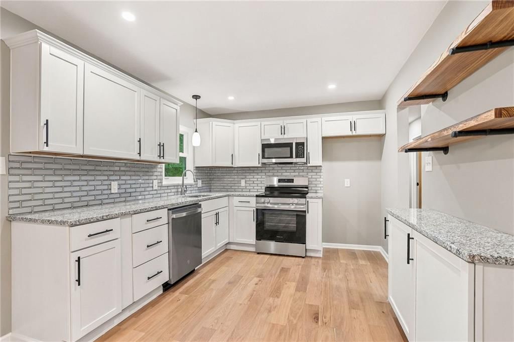 Photo 9 of 33 - 909 S Montclaire Drive, Olathe, KS 66061