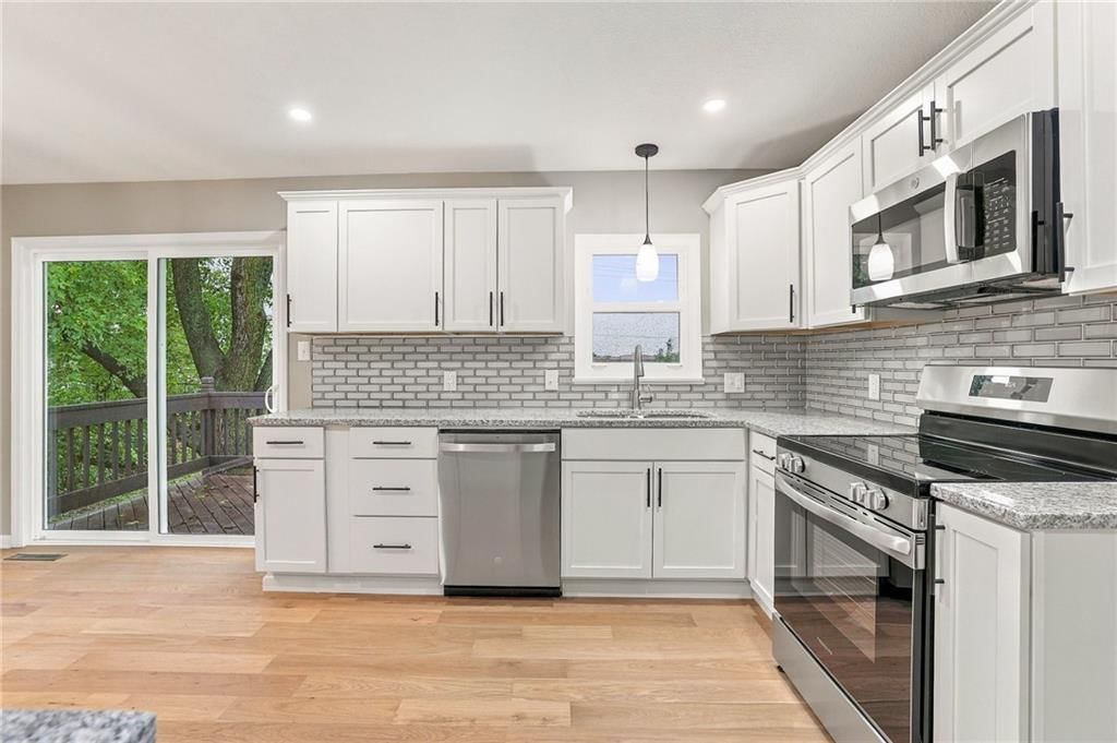 Photo 10 of 33 - 909 S Montclaire Drive, Olathe, KS 66061