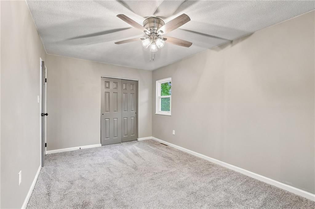 Photo 13 of 33 - 909 S Montclaire Drive, Olathe, KS 66061