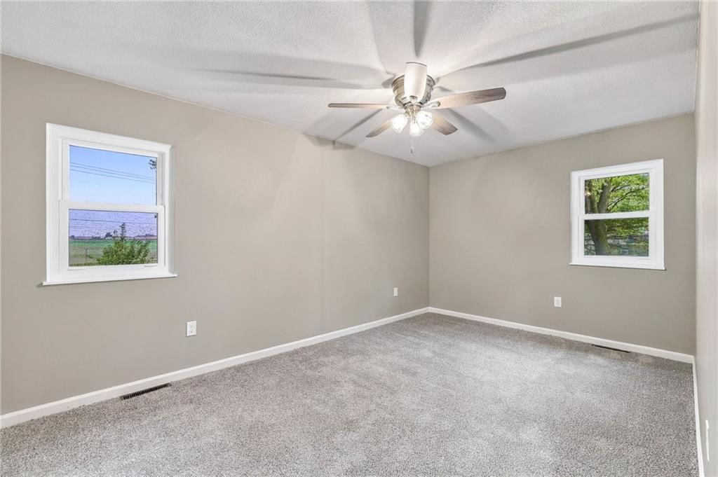 Photo 14 of 33 - 909 S Montclaire Drive, Olathe, KS 66061