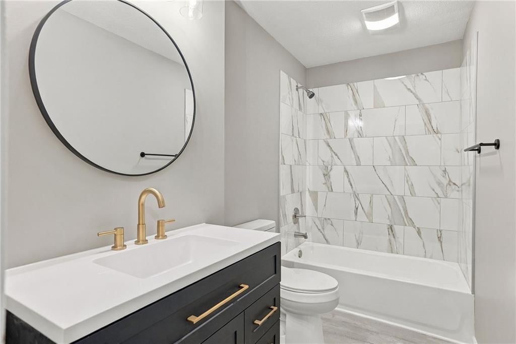 Photo 15 of 33 - 909 S Montclaire Drive, Olathe, KS 66061