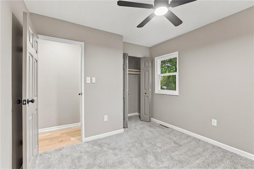 Photo 16 of 33 - 909 S Montclaire Drive, Olathe, KS 66061