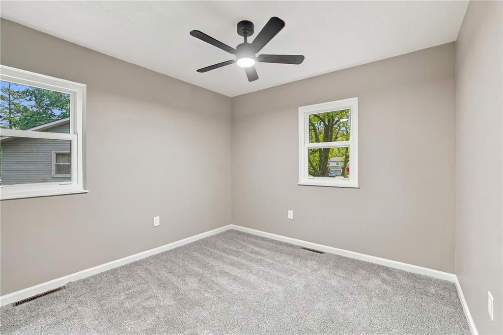 Photo 17 of 33 - 909 S Montclaire Drive, Olathe, KS 66061