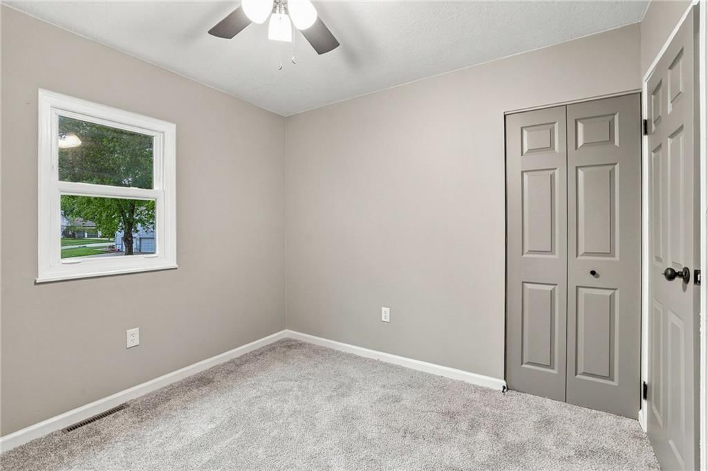 Photo 18 of 33 - 909 S Montclaire Drive, Olathe, KS 66061