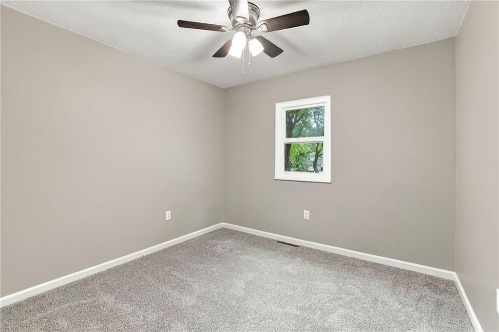 Photo 19 of 33 - 909 S Montclaire Drive, Olathe, KS 66061