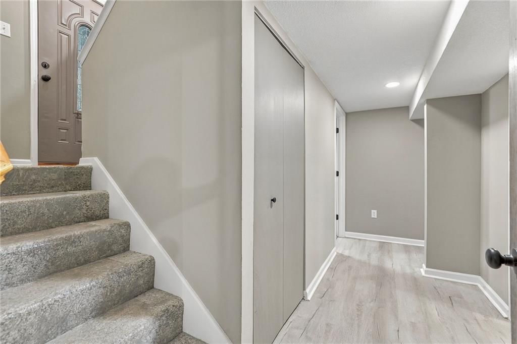 Photo 20 of 33 - 909 S Montclaire Drive, Olathe, KS 66061