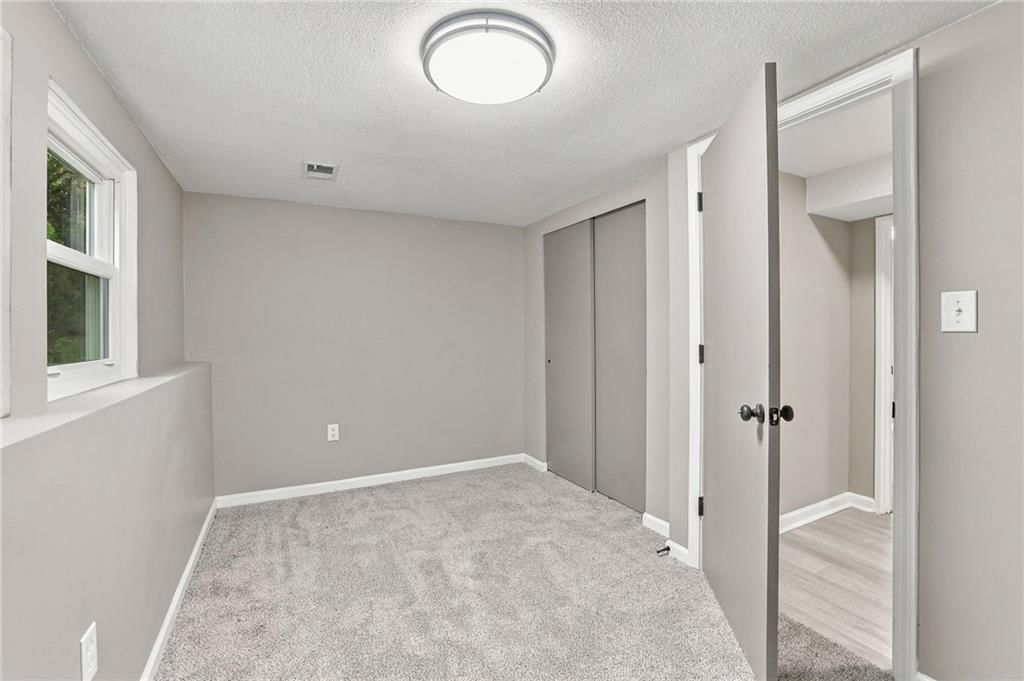 Photo 21 of 33 - 909 S Montclaire Drive, Olathe, KS 66061