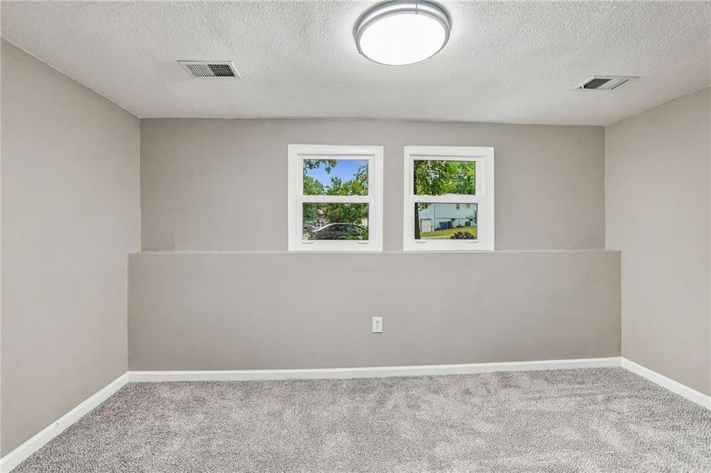 Photo 22 of 33 - 909 S Montclaire Drive, Olathe, KS 66061