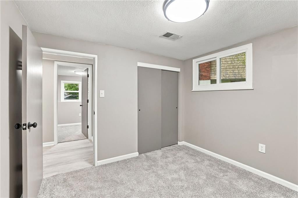 Photo 25 of 33 - 909 S Montclaire Drive, Olathe, KS 66061