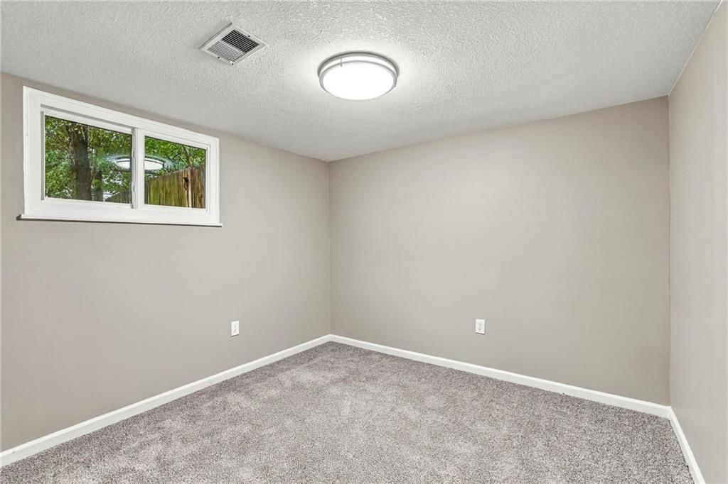 Photo 26 of 33 - 909 S Montclaire Drive, Olathe, KS 66061