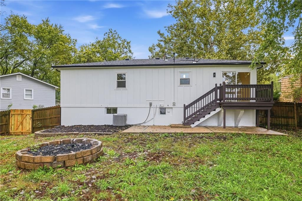 Photo 28 of 33 - 909 S Montclaire Drive, Olathe, KS 66061
