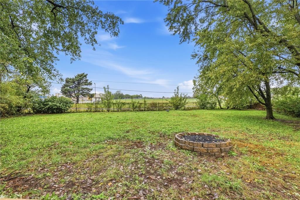 Photo 29 of 33 - 909 S Montclaire Drive, Olathe, KS 66061