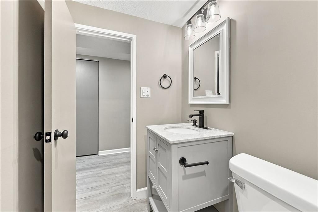 Photo 24 of 33 - 909 S Montclaire Drive, Olathe, KS 66061