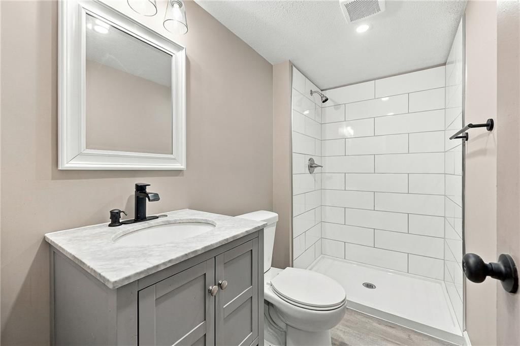 Photo 23 of 33 - 909 S Montclaire Drive, Olathe, KS 66061
