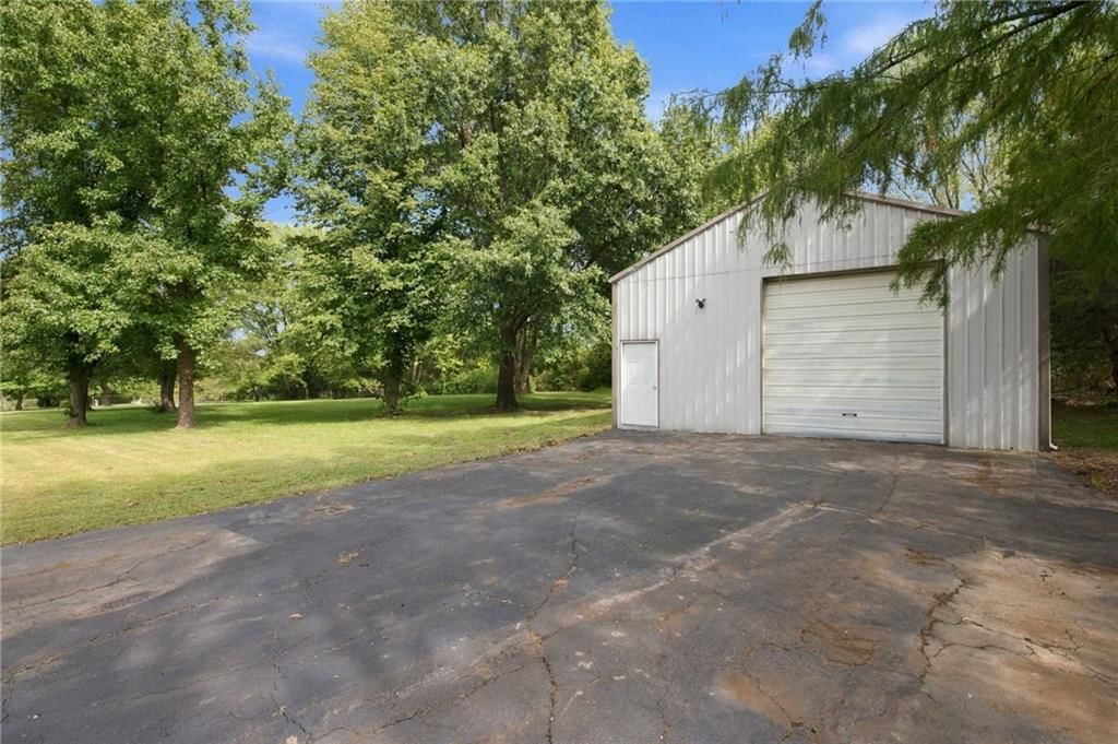 Photo 4 of 69 - 19475 Hardy Street, Overland Park, KS 66085