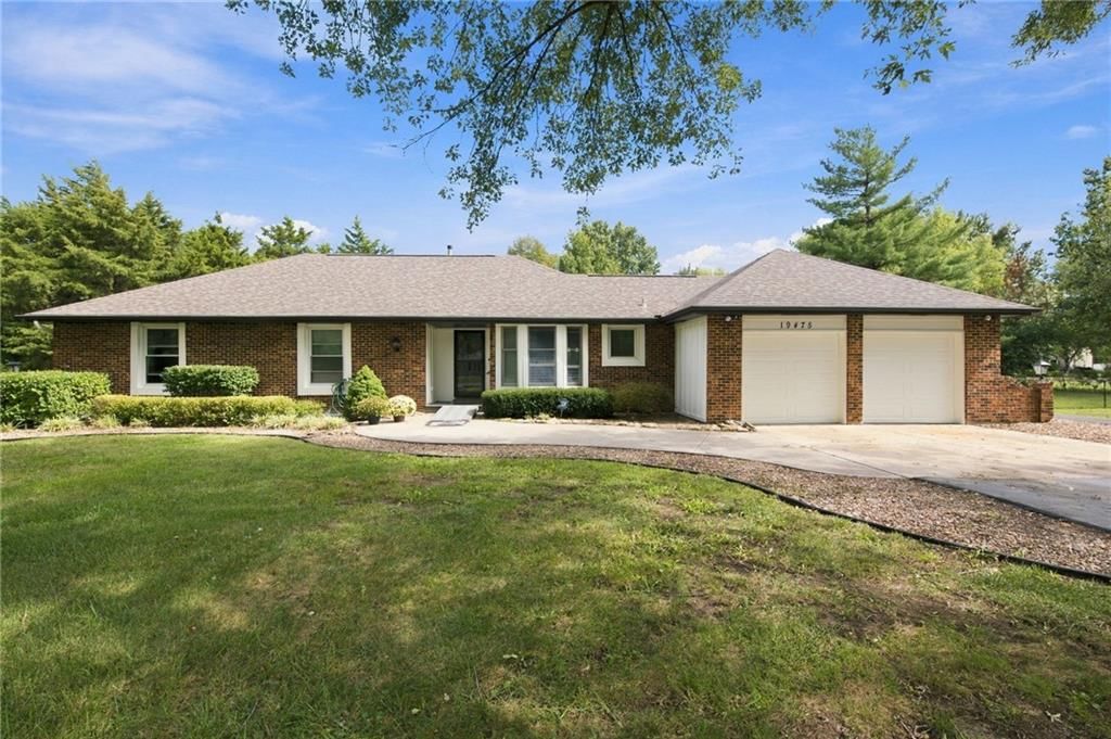 Photo 5 of 69 - 19475 Hardy Street, Overland Park, KS 66085