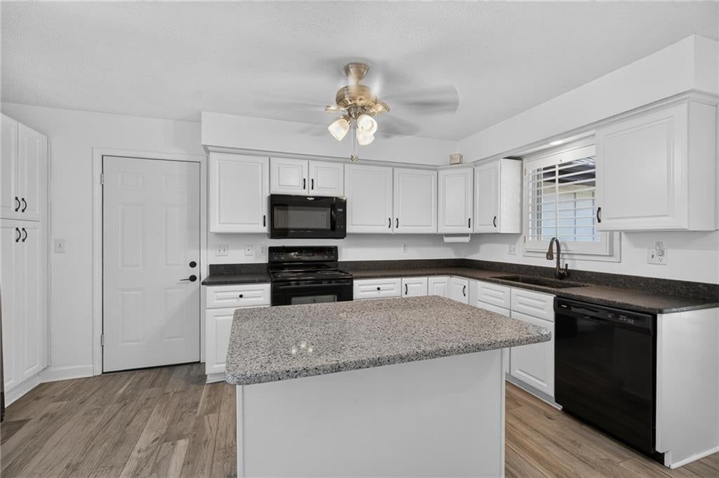 Photo 17 of 69 - 19475 Hardy Street, Overland Park, KS 66085