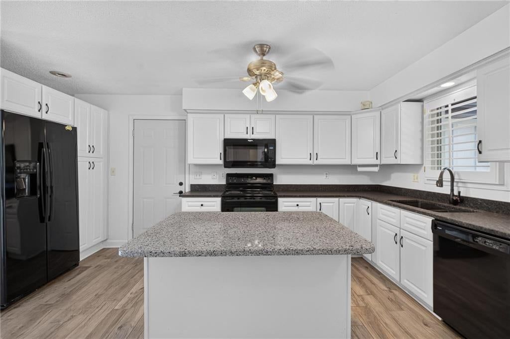 Photo 18 of 69 - 19475 Hardy Street, Overland Park, KS 66085