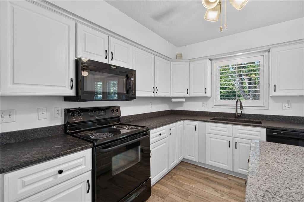 Photo 19 of 69 - 19475 Hardy Street, Overland Park, KS 66085