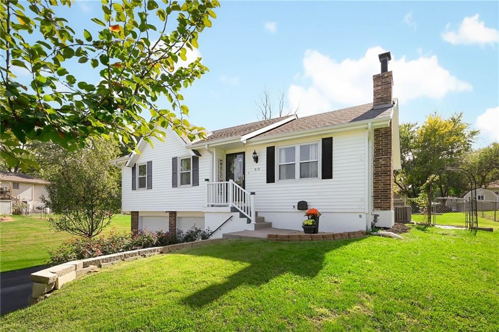 Photo 2 of 24 - 919 NE 114th Street, Kansas City, MO 64155