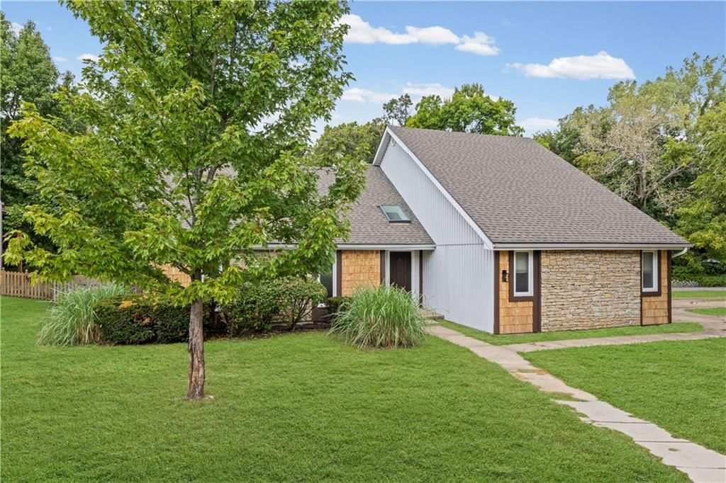 8300 Grant Avenue, Overland Park, KS: listing photo 3