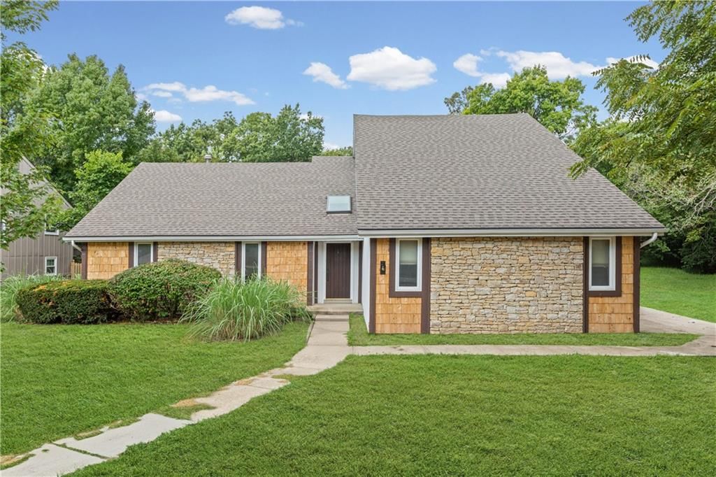 8300 Grant Avenue, Overland Park, KS