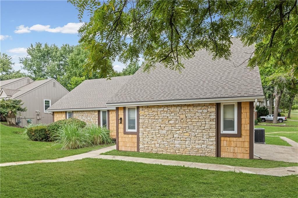 8300 Grant Avenue, Overland Park, KS: listing photo 2