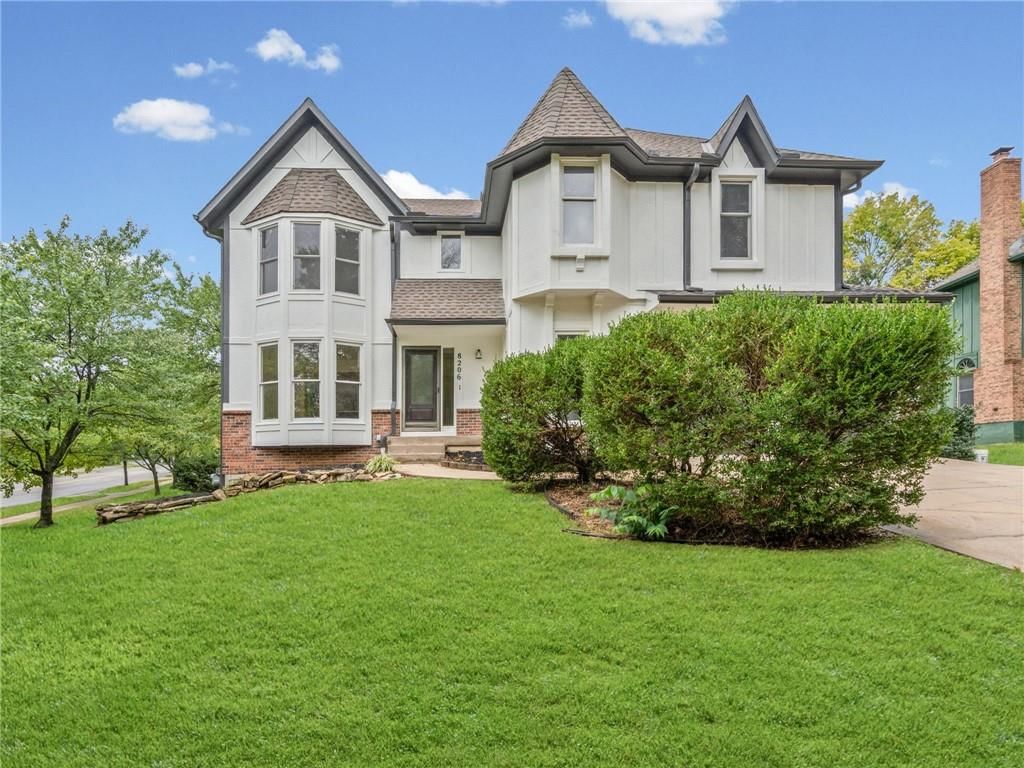 8206 Alden Street, Lenexa, KS: listing photo 2
